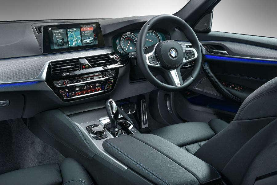 Интерьер BMW 540i Sedan M Sport 2017 года  (ZA) (фото 40 из 40)